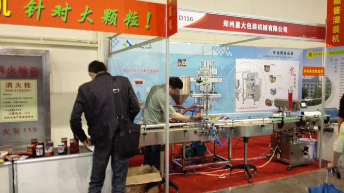 雙頭自動辣椒醬灌裝機參展現(xiàn)場